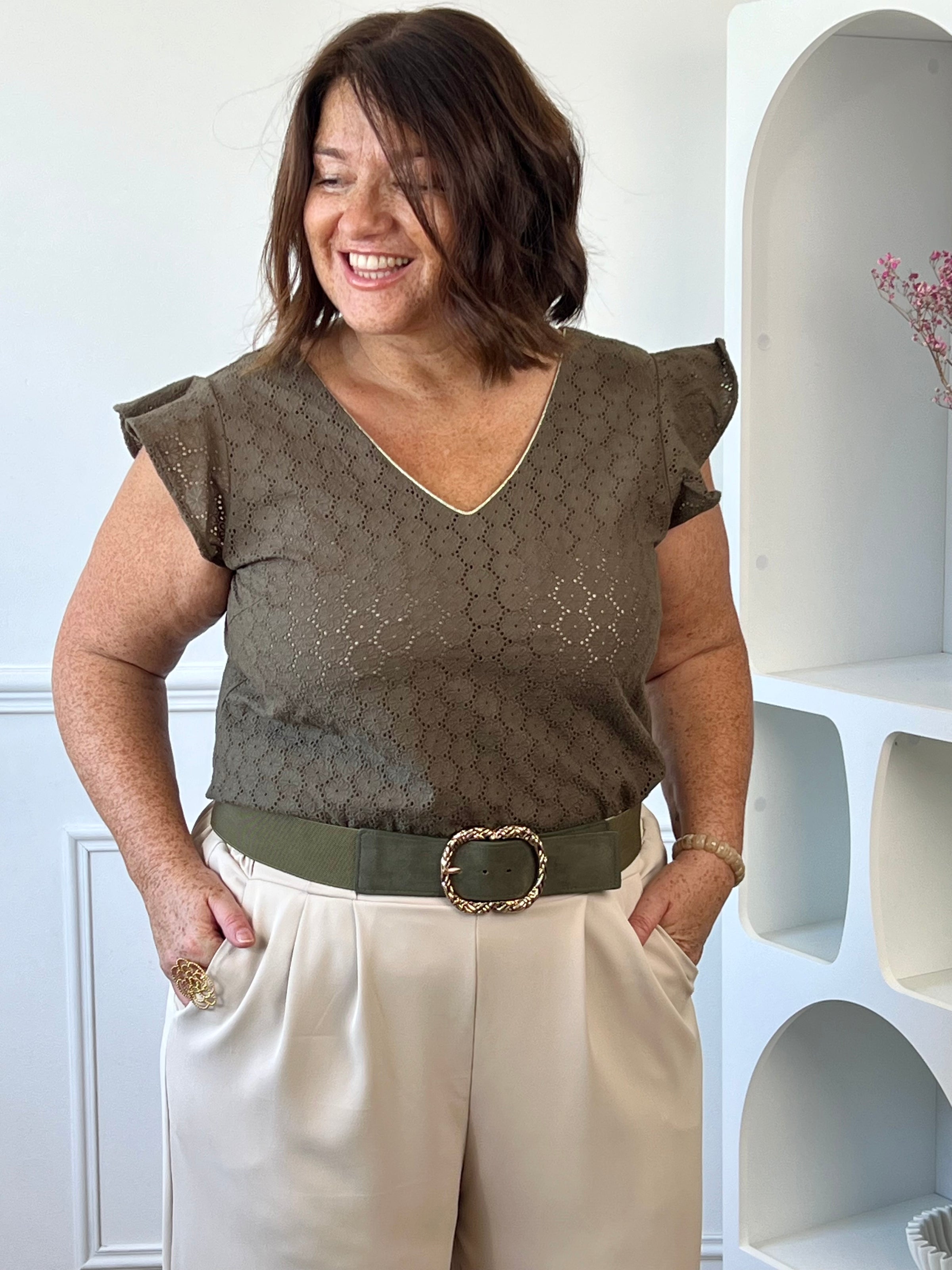 Blouse kaki grande taille pour femme en coton, sans manches et à col V.