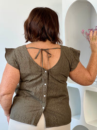 Blouse brodée grande taille avec motifs fleuris légèrement ajourés.