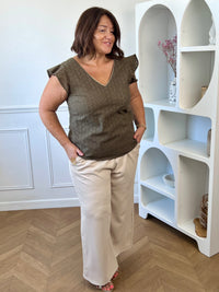 Blouse en coton avec col V au dos, lien de serrage et petits boutons.