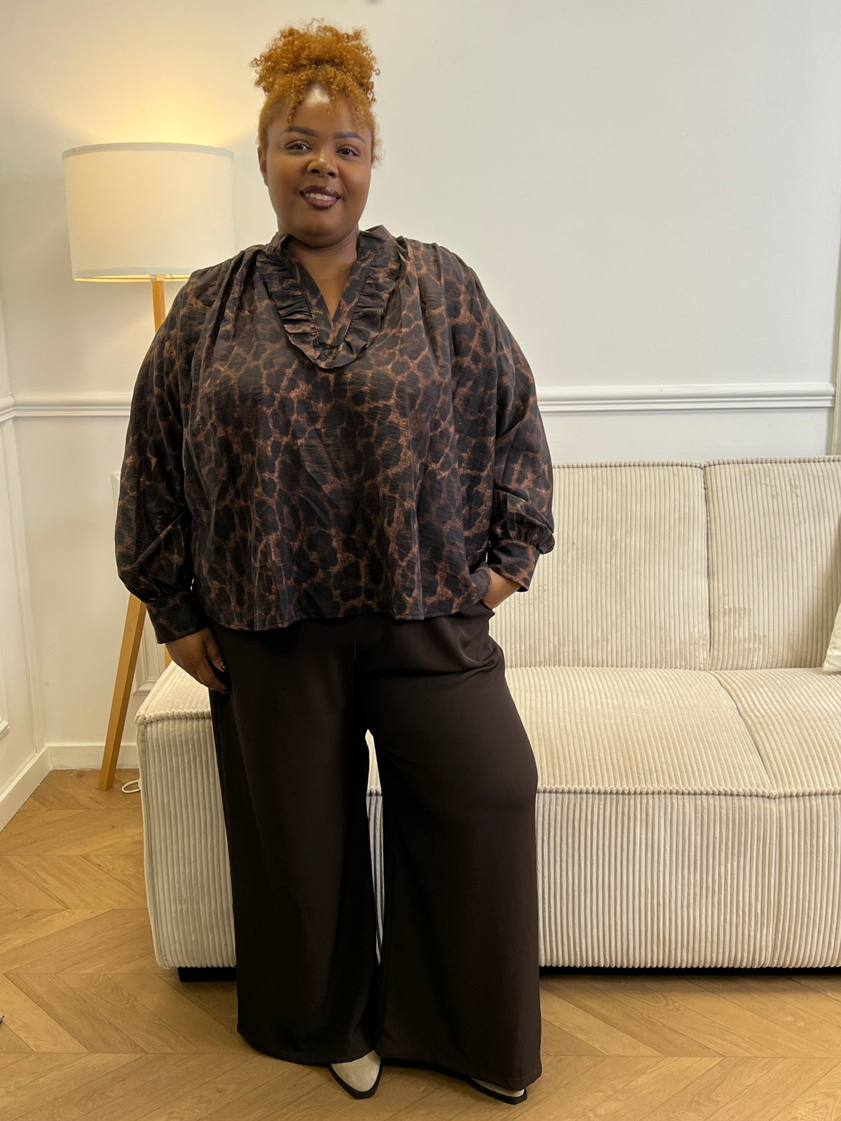 Blouse léopard grande taille vue de trois quarts dos, montrant sa coupe ample et son bas arrondi – Hanna | Loïcia