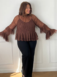 Dos de la blouse marron en dentelle grande taille Clémence – Col montant avec boutons et ouverture | Loïcia