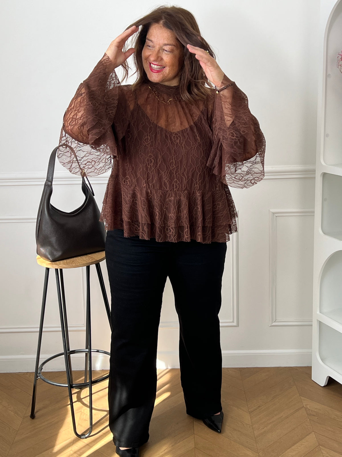 Femme grande taille portant la blouse marron dentelle Clémence – Manches longues et volants, taille unique 44/50 | Loïcia
