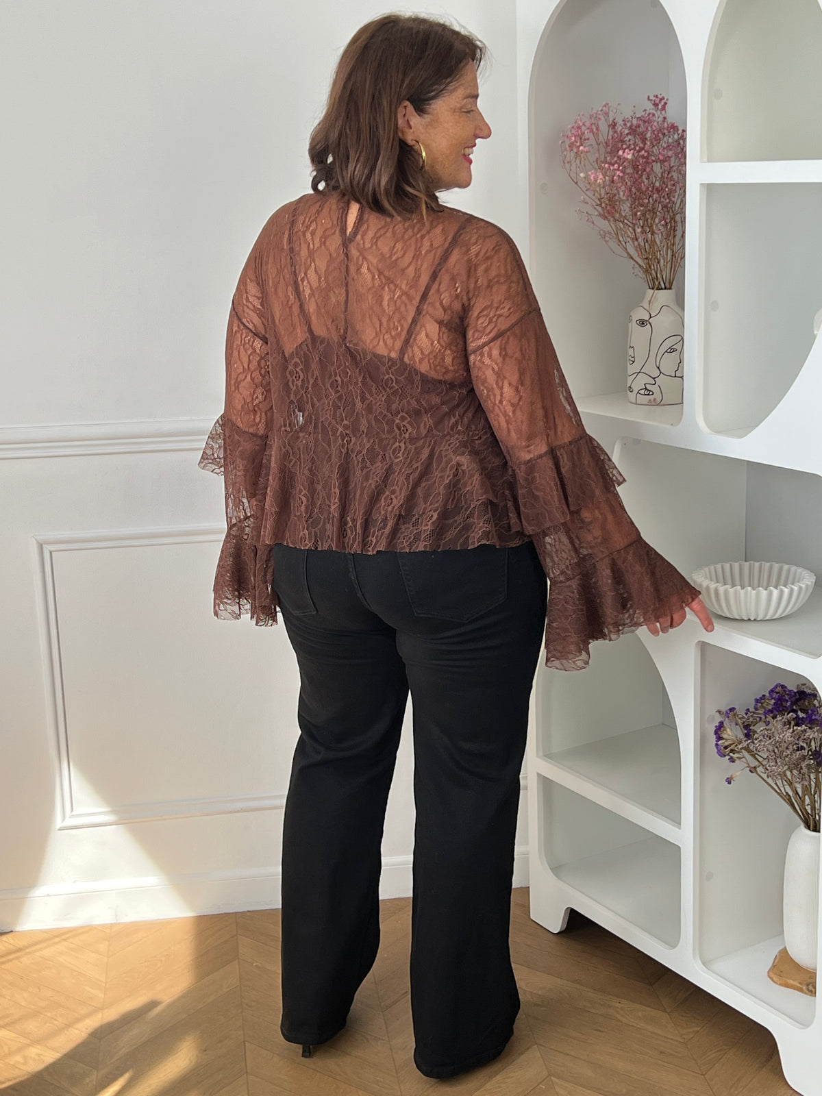 Détail dentelle transparente et col montant de la blouse marron grande taille Clémence – Made in Italy | Loïcia