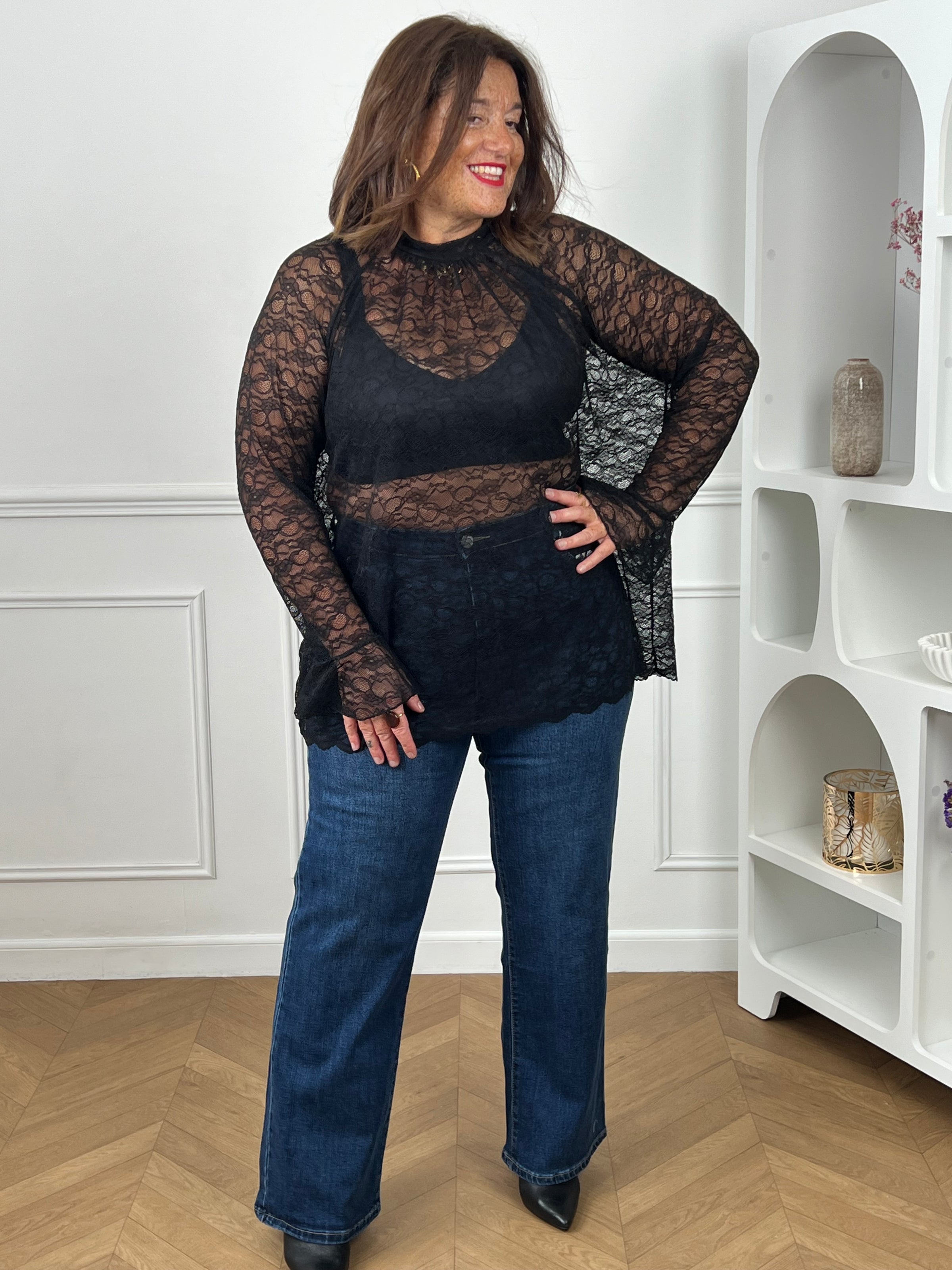 Blouse dentelle noire grande taille Aria col montant manches évasées – look casual chic avec jean brut – Loïcia