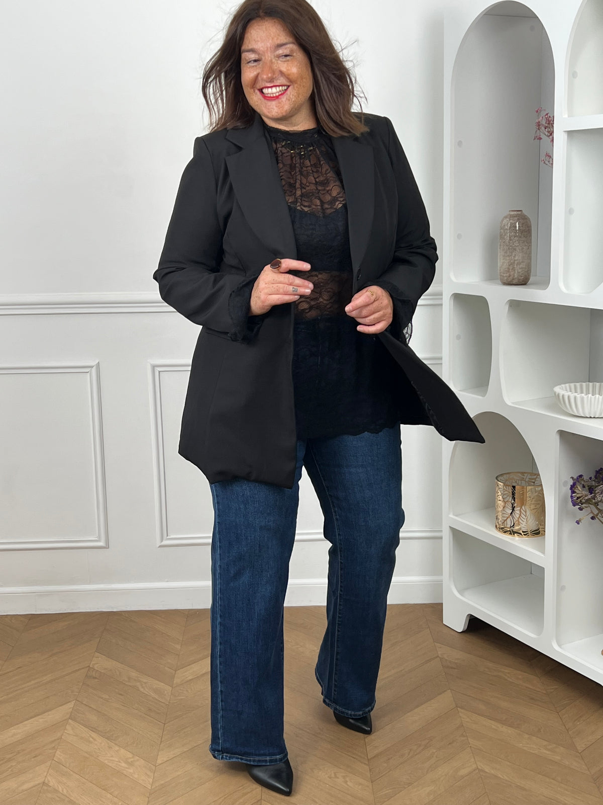 Blouse dentelle grande taille Aria sous blazer noir – tenue habillée curve pour soirée ou cérémonie – Made in Italy – Loïcia