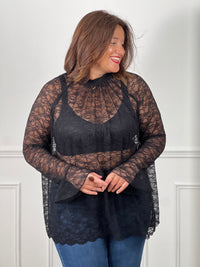 Détail col montant festonné top dentelle noire Aria grande taille TU 44/50 – dentelle transparente motif floral – Loïcia