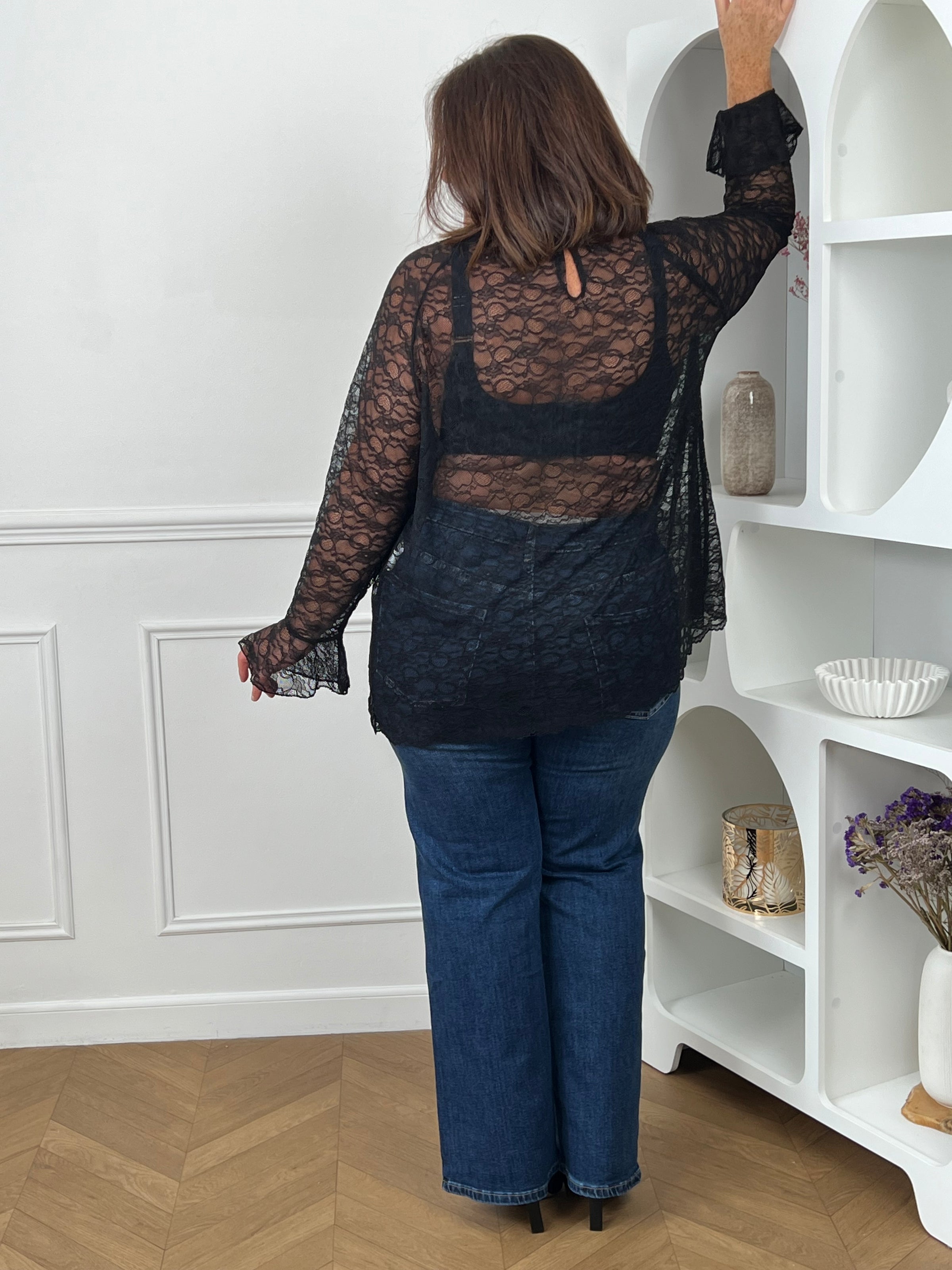 Dos transparent blouse dentelle noire grande taille Aria – manches longues évasées aux poignets – top curve Made in Italy – Loïcia
