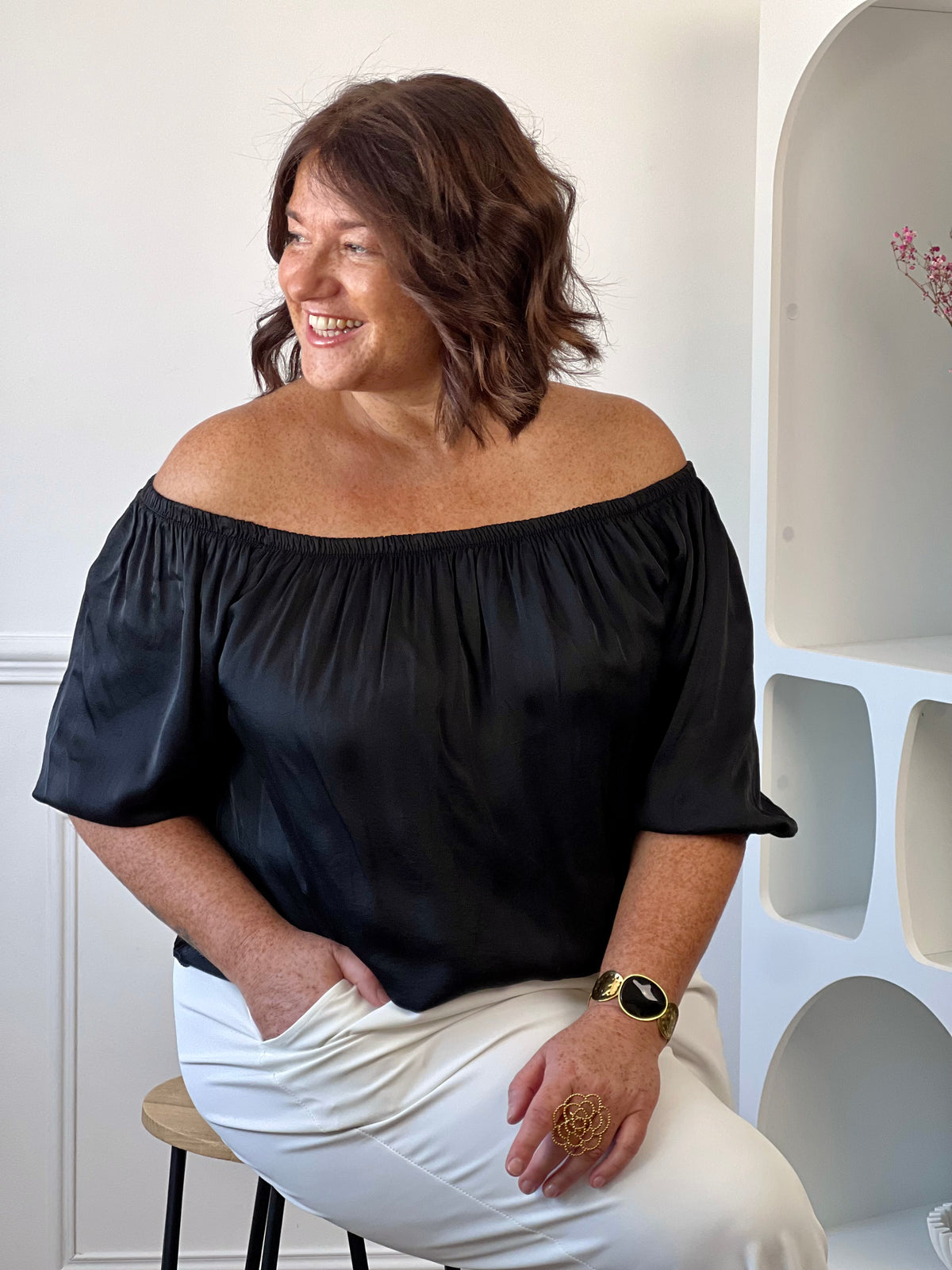 Blouse grande taille femme noire légère fluide manches courtes – Loïcia
