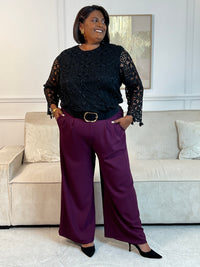 Cette blouse noire est ornée de broderies délicates, avec des manches longues en broderie et un col rond. Pratique avec ses boutons au dos et doublée à l'avant, elle ajoute une touche de délicatesse à votre garde-robe avec ses détails ajourés.