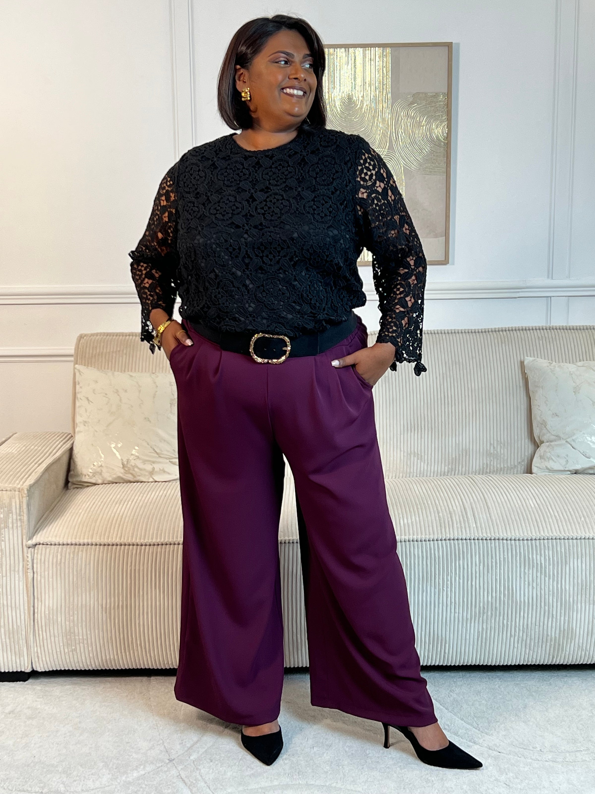 Cette blouse noire est ornée de broderies délicates, avec des manches longues en broderie et un col rond. Pratique avec ses boutons au dos et doublée à l'avant, elle ajoute une touche de délicatesse à votre garde-robe avec ses détails ajourés.