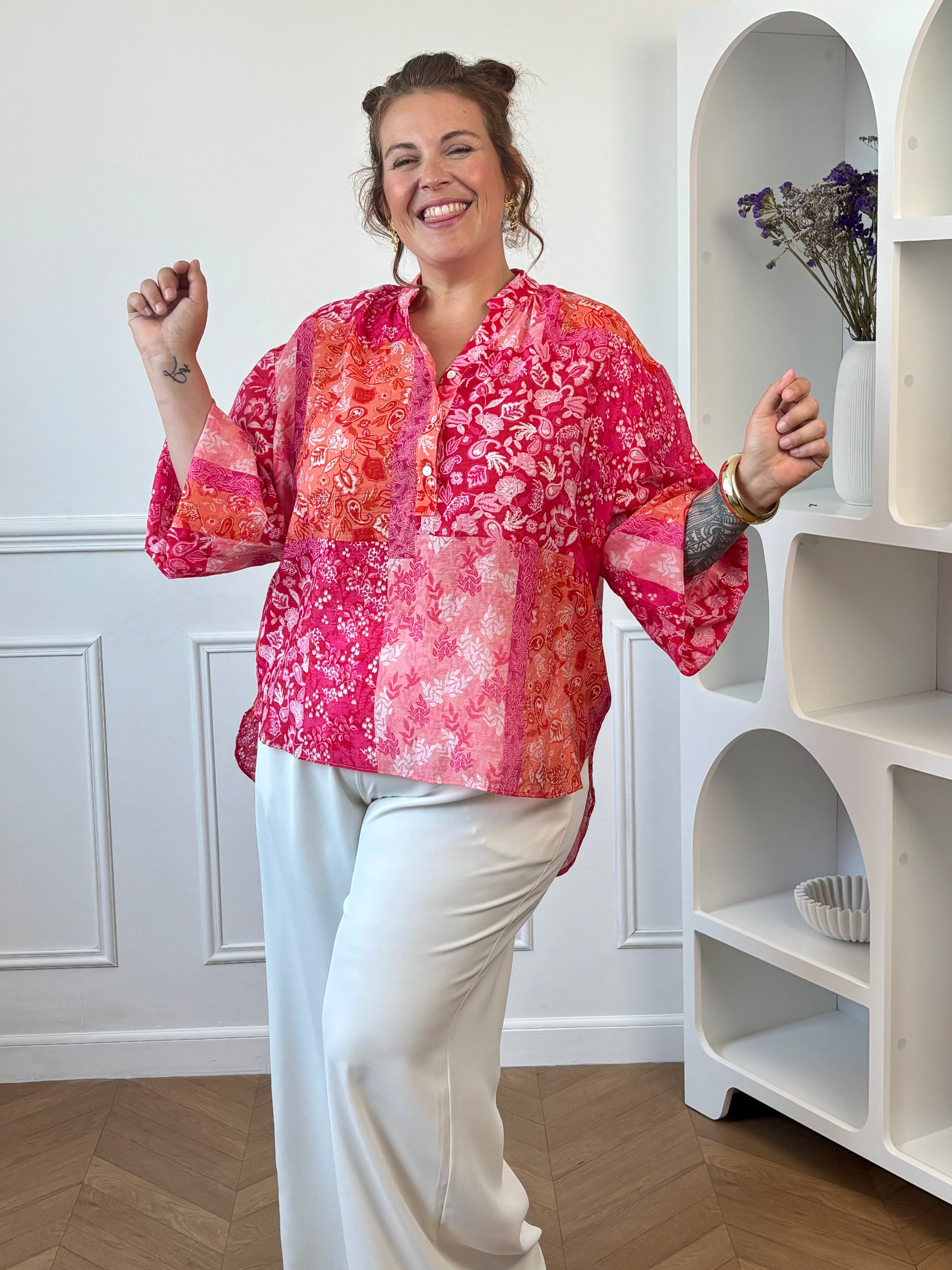 Blouse à motifs femme avec col V, manches longues et coupe ample légèrement transparente.