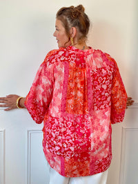 Vue de dos de la blouse à motifs grande taille femme avec une coupe ample et confortable.