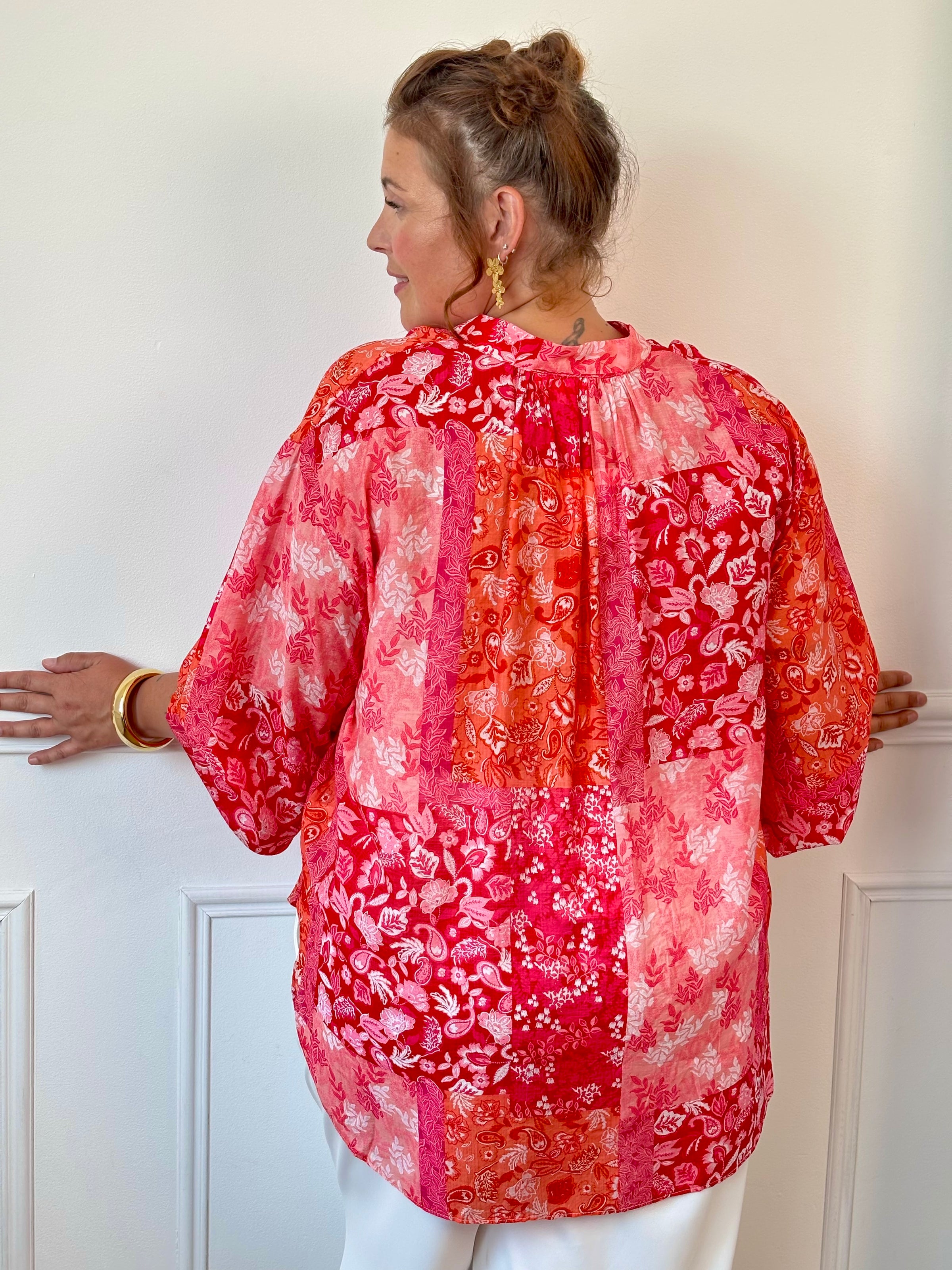 Vue de dos de la blouse à motifs grande taille femme avec une coupe ample et confortable.