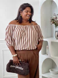Adoptez un style élégant et confortable avec cette blouse grande taille à col bateau. Les rayures verticales taupe et écru allongent visuellement la silhouette, et le col bateau élastique ajoute une touche féminine et raffinée. Doublée sur le corps pour plus de confort, cette blouse est idéale pour un look chic au quotidien.