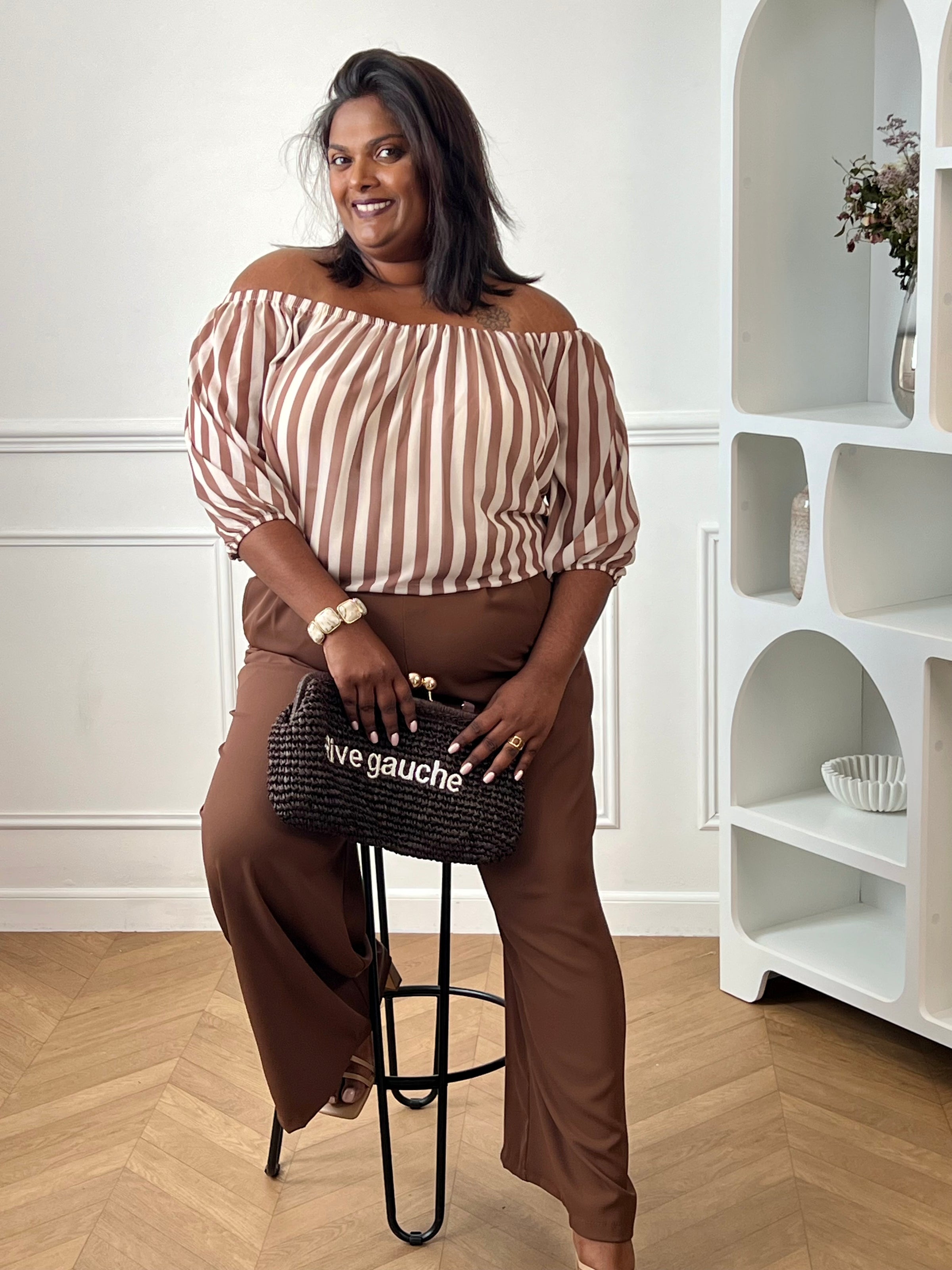 Adoptez un style élégant et confortable avec cette blouse grande taille à col bateau. Les rayures verticales taupe et écru allongent visuellement la silhouette, et le col bateau élastique ajoute une touche féminine et raffinée. Doublée sur le corps pour plus de confort, cette blouse est idéale pour un look chic au quotidien.