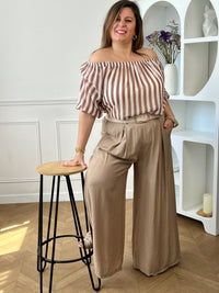 Adoptez un style élégant et confortable avec cette blouse grande taille à col bateau. Les rayures verticales taupe et écru allongent visuellement la silhouette, et le col bateau élastique ajoute une touche féminine et raffinée. Doublée sur le corps pour plus de confort, cette blouse est idéale pour un look chic au quotidien.
