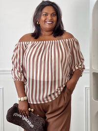 Adoptez un style élégant et confortable avec cette blouse grande taille à col bateau. Les rayures verticales taupe et écru allongent visuellement la silhouette, et le col bateau élastique ajoute une touche féminine et raffinée. Doublée sur le corps pour plus de confort, cette blouse est idéale pour un look chic au quotidien.