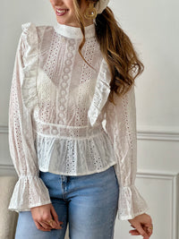 Blouse dos nu écrue femme, élégante et féminine, parfaite pour sublimer vos tenues. Dotée de manches longues, d’un col montant avec lien à nouer au dos et d’un joli dos nu, elle apporte une touche raffinée et tendance. Ses détails en broderie ajourée et ses volants ajoutent du charme, tandis que sa matière légèrement transparente offre légèreté et délicatesse. Élastiquée et boutonnée au bas du dos, cette blouse écrue allie confort et style pour un look chic.