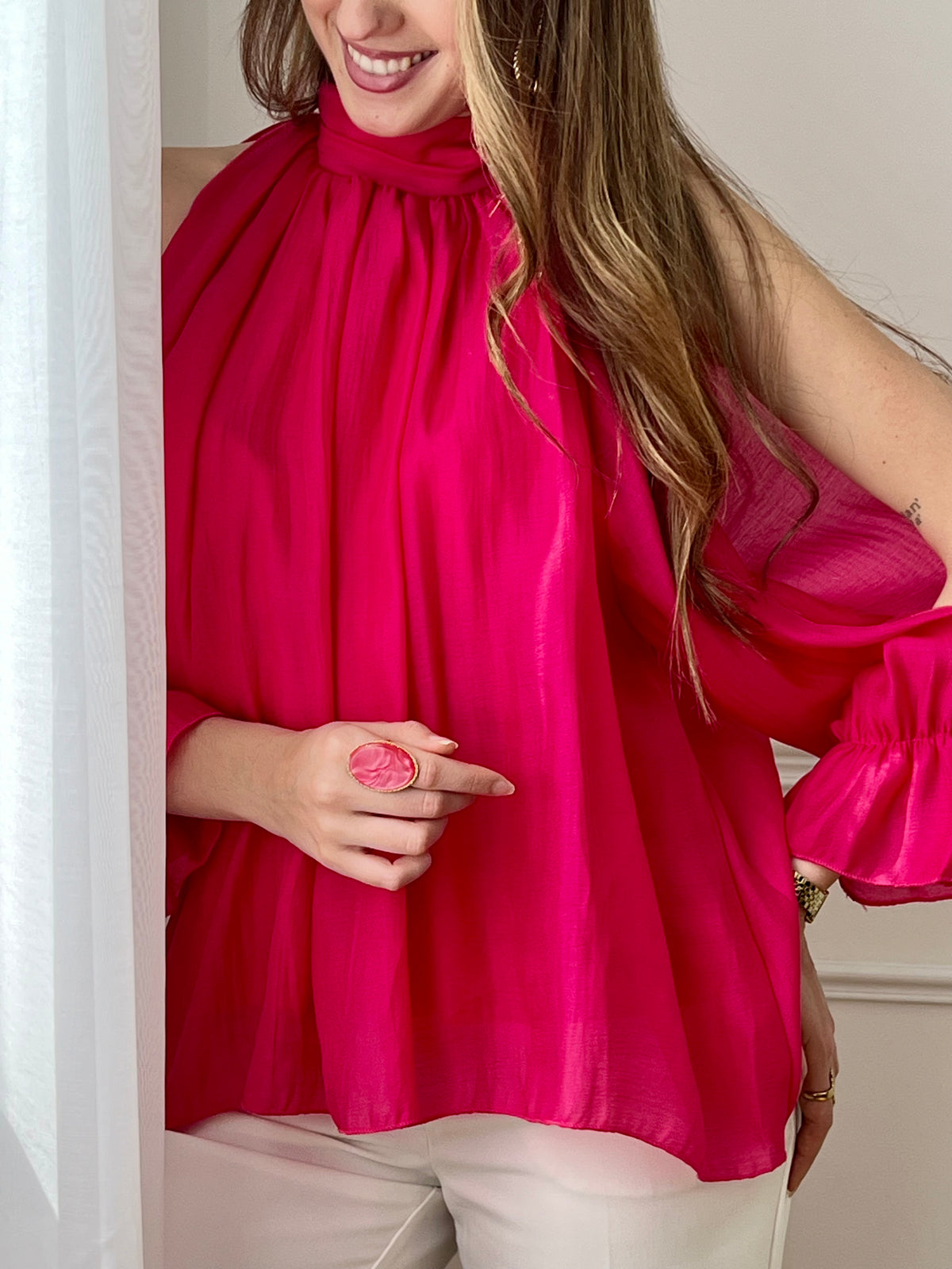 Blouse fluide fuchsia à manches longues, idéale pour une allure élégante et moderne. Son col montant et ses ouvertures au niveau des bras apportent une touche originale et féminine. Dotée d’une ouverture au dos avec bouton et d’une doublure (sauf aux manches), elle offre confort et légèreté. Facile à porter, cette chemise beige s’adapte parfaitement à un look chic du quotidien.