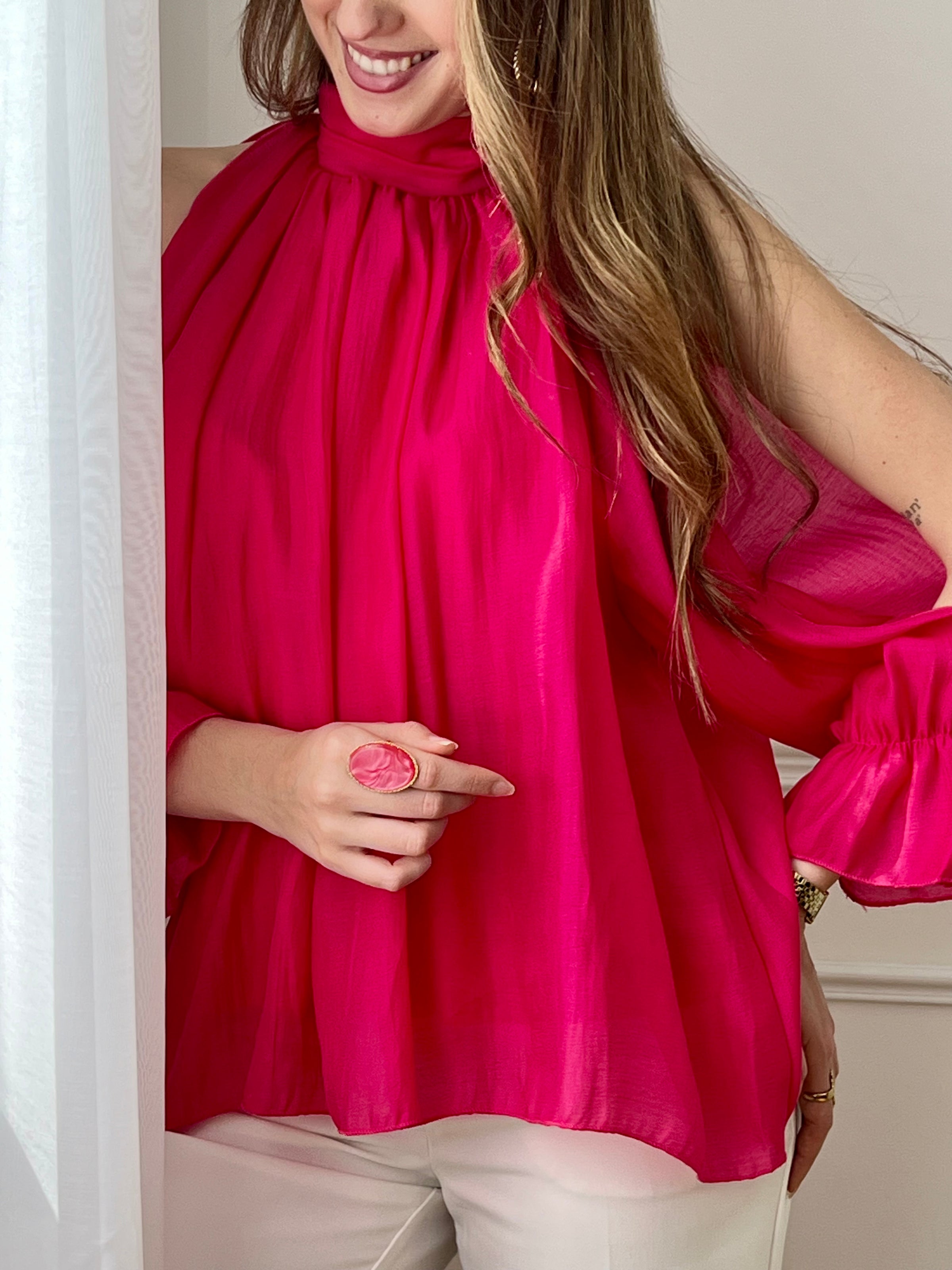 Blouse fluide fuchsia à manches longues, idéale pour une allure élégante et moderne. Son col montant et ses ouvertures au niveau des bras apportent une touche originale et féminine. Dotée d’une ouverture au dos avec bouton et d’une doublure (sauf aux manches), elle offre confort et légèreté. Facile à porter, cette chemise beige s’adapte parfaitement à un look chic du quotidien.