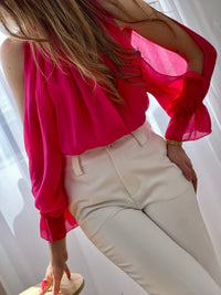 Blouse fluide fuchsia à manches longues, idéale pour une allure élégante et moderne. Son col montant et ses ouvertures au niveau des bras apportent une touche originale et féminine. Dotée d’une ouverture au dos avec bouton et d’une doublure (sauf aux manches), elle offre confort et légèreté. Facile à porter, cette chemise beige s’adapte parfaitement à un look chic du quotidien.