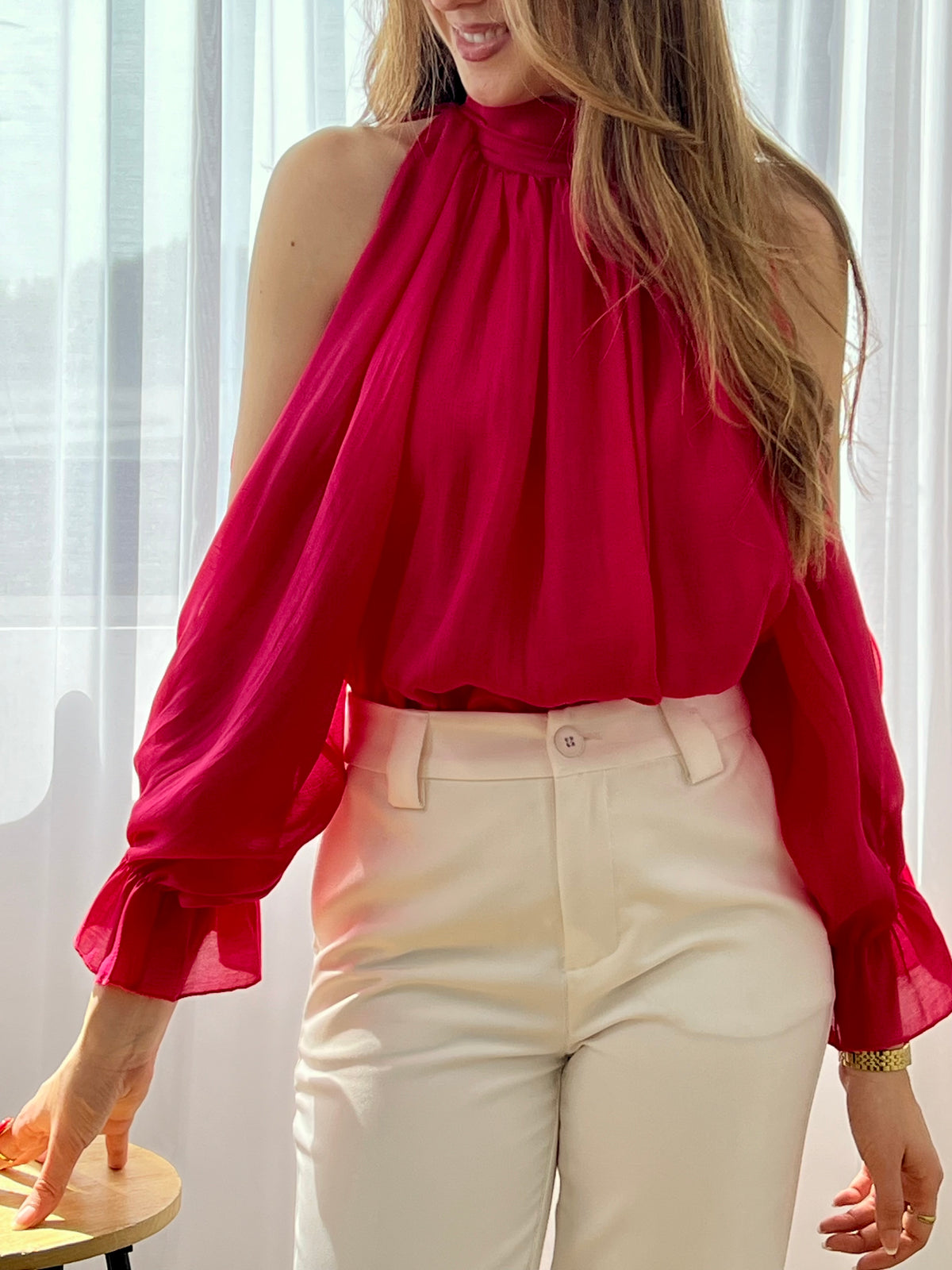 Blouse fluide fuchsia à manches longues, idéale pour une allure élégante et moderne. Son col montant et ses ouvertures au niveau des bras apportent une touche originale et féminine. Dotée d’une ouverture au dos avec bouton et d’une doublure (sauf aux manches), elle offre confort et légèreté. Facile à porter, cette chemise beige s’adapte parfaitement à un look chic du quotidien.