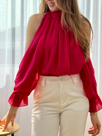Blouse fluide fuchsia à manches longues, idéale pour une allure élégante et moderne. Son col montant et ses ouvertures au niveau des bras apportent une touche originale et féminine. Dotée d’une ouverture au dos avec bouton et d’une doublure (sauf aux manches), elle offre confort et légèreté. Facile à porter, cette chemise beige s’adapte parfaitement à un look chic du quotidien.