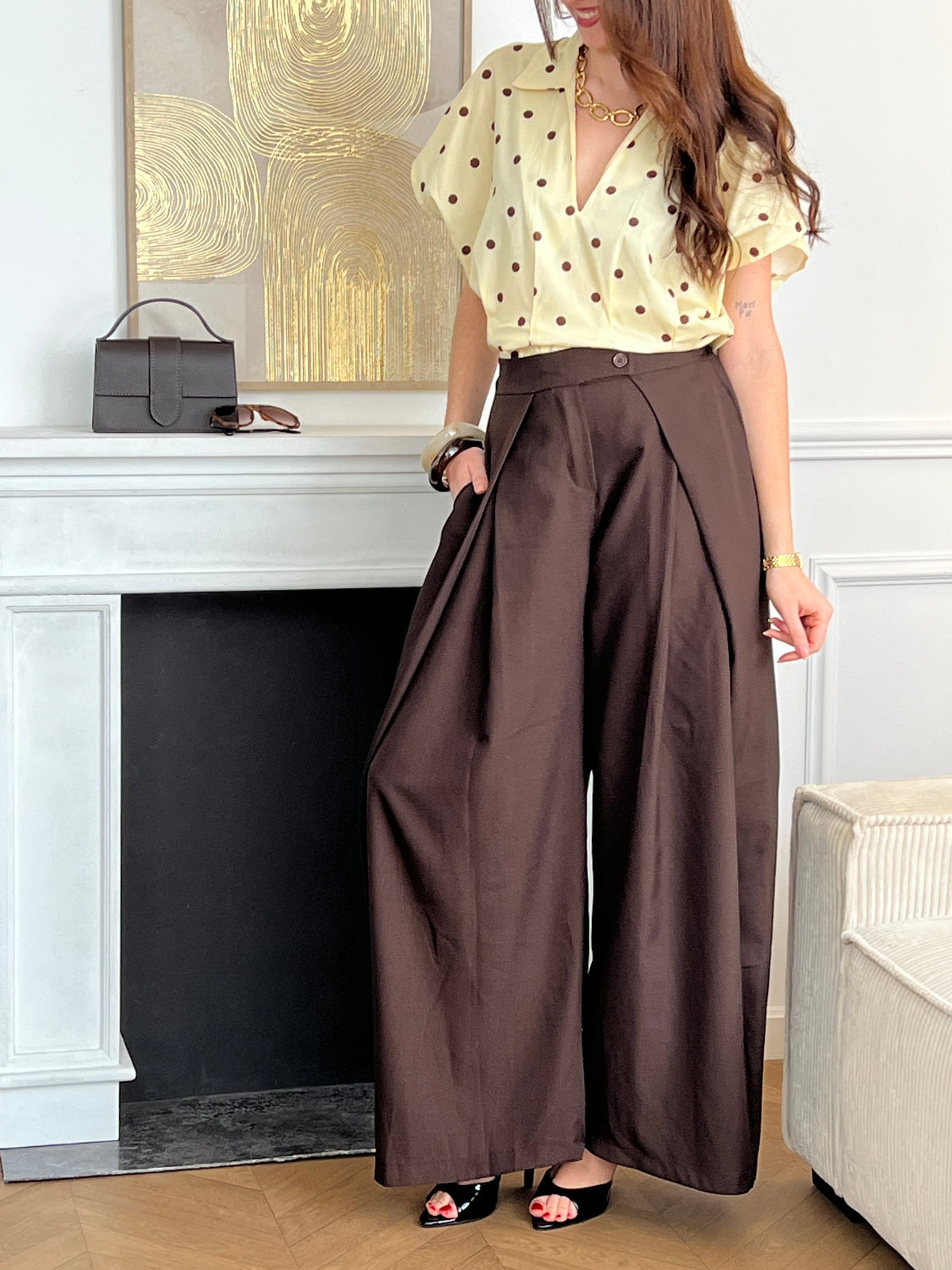 Cette blouse ample jaune illumine votre tenue avec sa couleur éclatante. Ses pois marron apportent une touche rétro et tendance, tandis que sa coupe fluide assure confort et légèreté. Une pièce facile à porter pour un look frais et stylé.