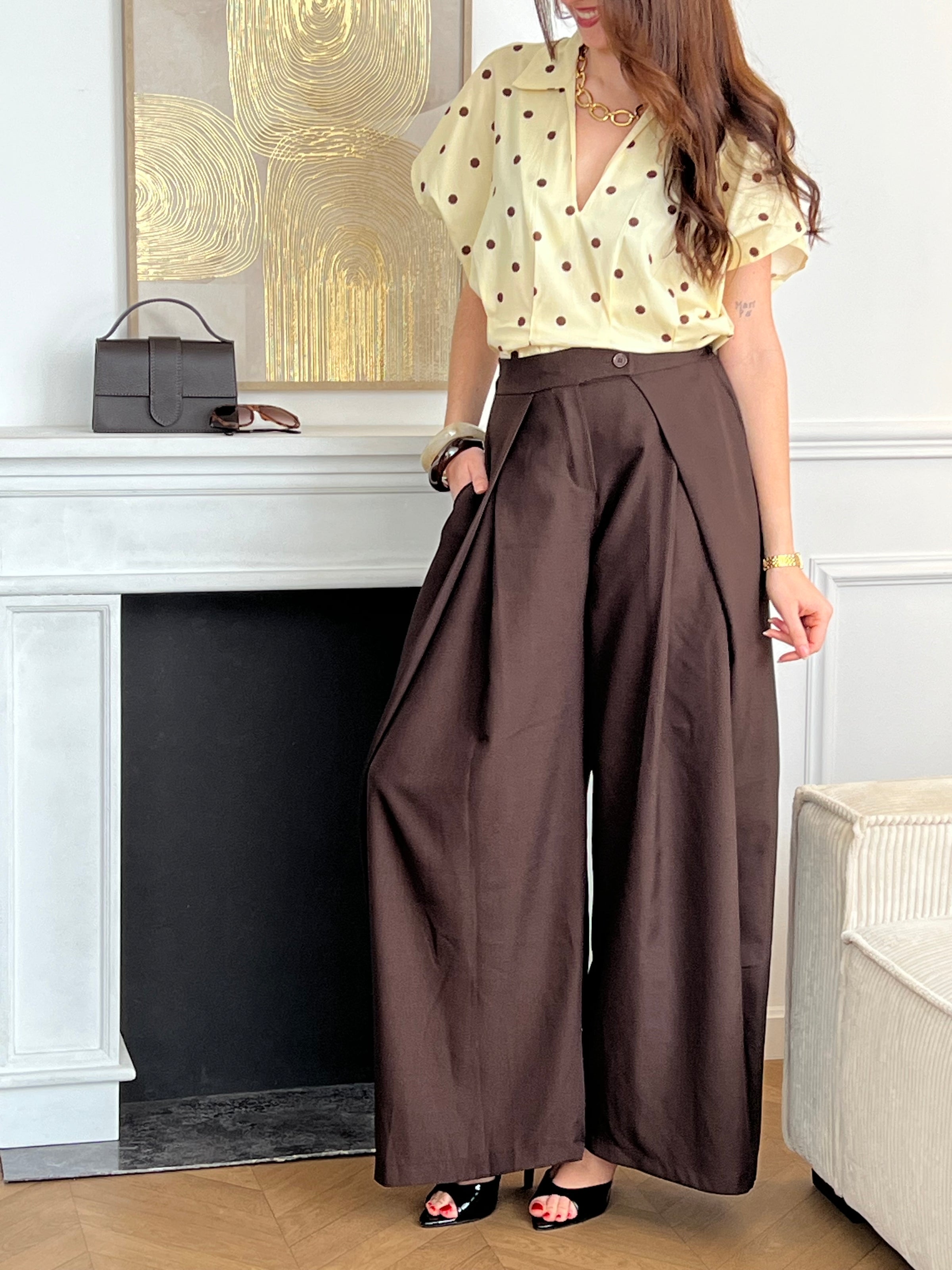 Cette blouse ample jaune illumine votre tenue avec sa couleur éclatante. Ses pois marron apportent une touche rétro et tendance, tandis que sa coupe fluide assure confort et légèreté. Une pièce facile à porter pour un look frais et stylé.