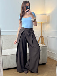 Body bleu élégant aux manches courtes et col carré. Fermeture pratique avec accroche crochet pour un ajustement sur mesure. Un incontournable polyvalent à porter seul ou en superposition.