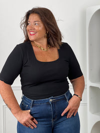 Top noir côtelé col carré manches courtes grande taille - détail buste avec jean brut taille haute, collier chaîne dorée et boucles d'oreilles dorées
