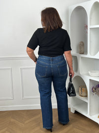 Top noir manches courtes grande taille - vue de dos avec jean wide leg brut taille haute et sac à main noir - coupe ajustée et féminine