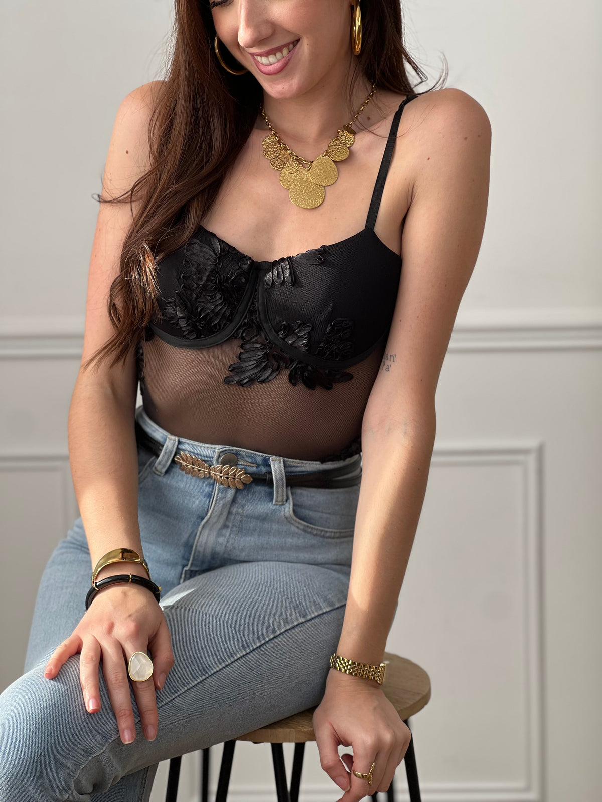 Craquez pour ce body noir femme, à la fois séduisant et confortable. Doté de bretelles réglables et d’un soutien-gorge sans armature, il assure un maintien tout en douceur. Sa matière transparente sublimée par des motifs brodés apporte une touche raffinée, tandis que son attache à crochets garantit un ajustement parfait. Un modèle élégant et féminin.