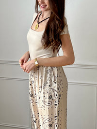 Body beige élégant aux manches courtes et col carré. Fermeture pratique avec accroche crochet pour un ajustement sur mesure. Un incontournable polyvalent à porter seul ou en superposition.