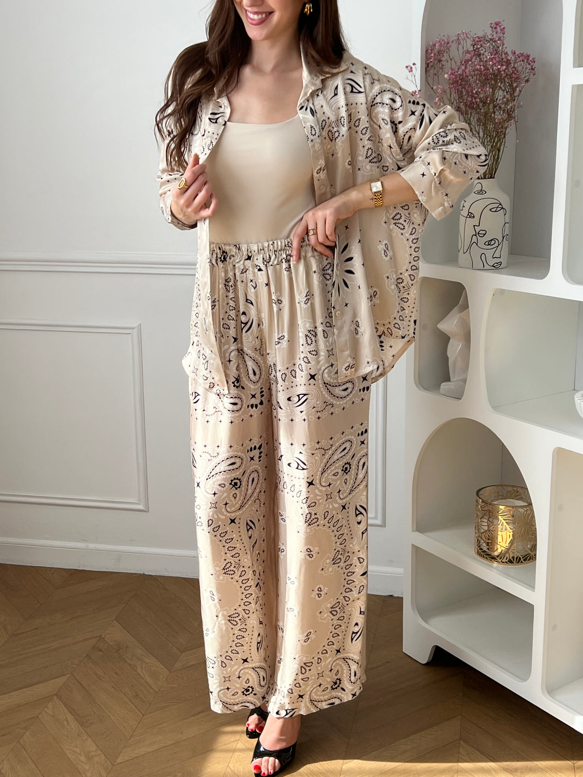 Body beige élégant aux manches courtes et col carré. Fermeture pratique avec accroche crochet pour un ajustement sur mesure. Un incontournable polyvalent à porter seul ou en superposition.