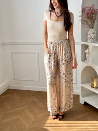 Body beige élégant aux manches courtes et col carré. Fermeture pratique avec accroche crochet pour un ajustement sur mesure. Un incontournable polyvalent à porter seul ou en superposition.