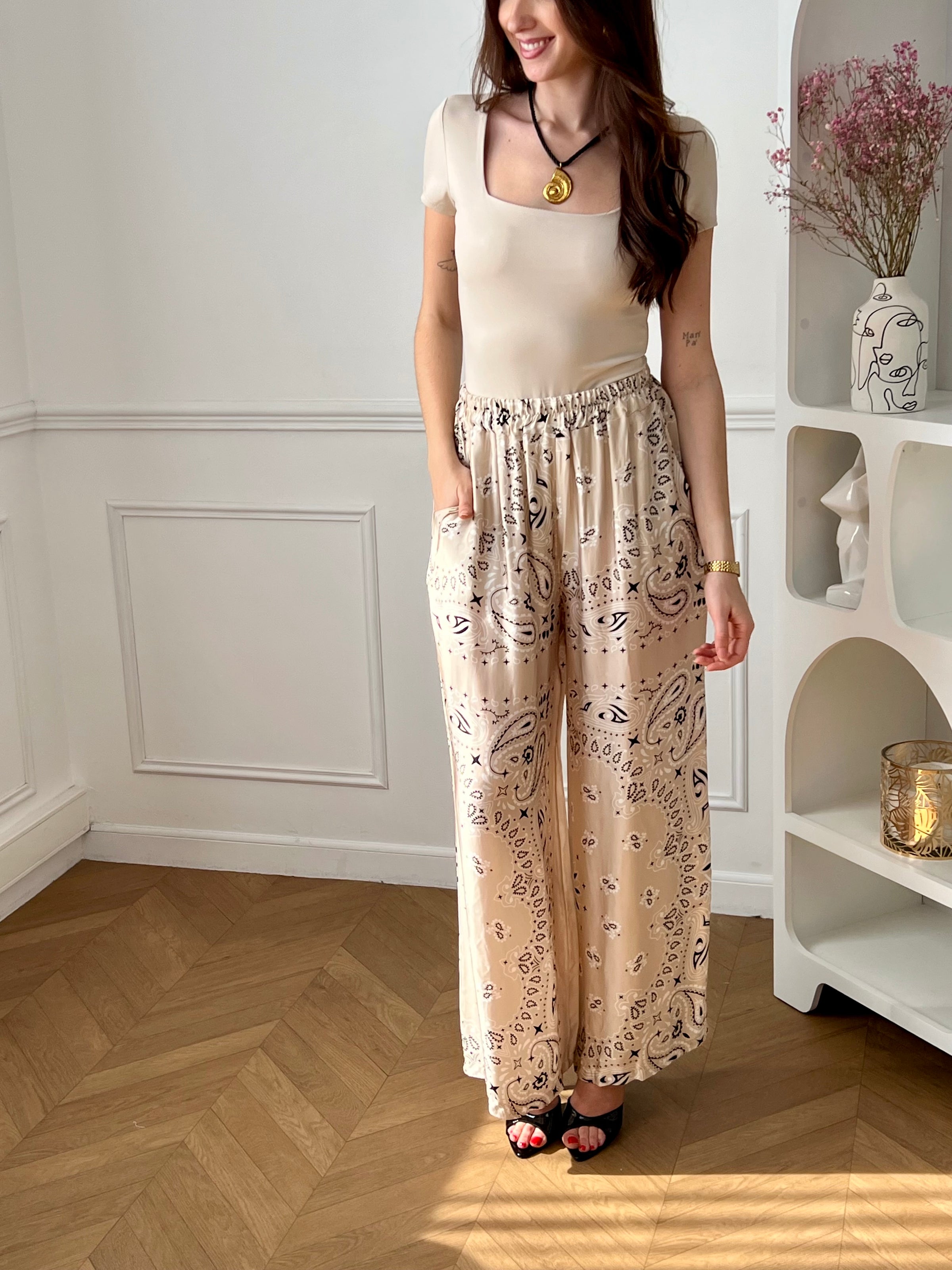 Body beige élégant aux manches courtes et col carré. Fermeture pratique avec accroche crochet pour un ajustement sur mesure. Un incontournable polyvalent à porter seul ou en superposition.