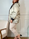 Parka imperméable et réversible au design audacieux : un côté noir classique et intemporel, l’autre doré pour briller sous la pluie. Une pièce pratique et tendance, qui s’adapte à toutes vos envies.