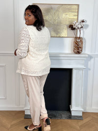 Cette chemise beige en broderie grande taille, modèle Venus, allie élégance et confort. Ses manches longues et son col en V apportent une silhouette flatteuse, tandis que les boutons dorés ajoutent une touche raffinée. Doublée pour plus de douceur, elle met en valeur la délicatesse de la broderie tout en offrant une agréable sensation au porter.
