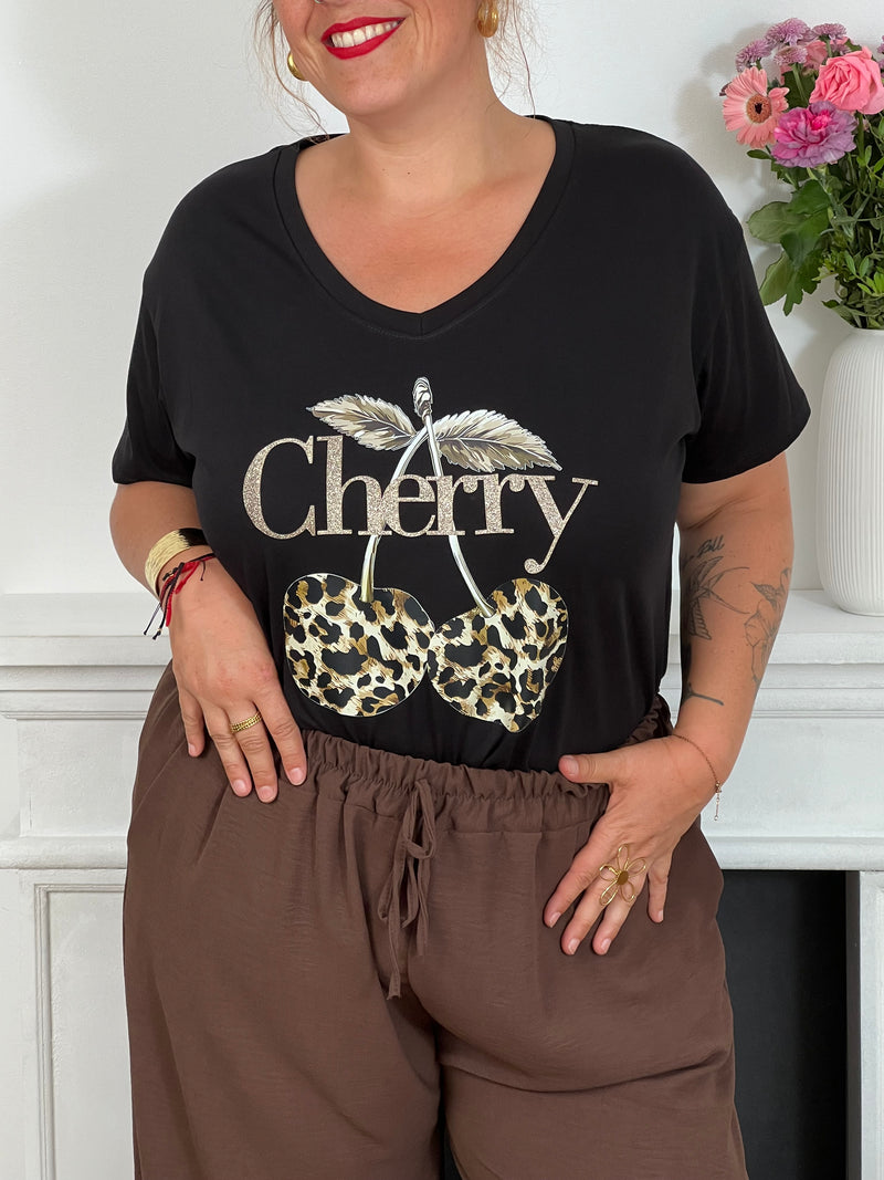Adoptez le confort avec ce tee-shirt grande taille noir, orné d’une inscription "Cherry". Ses manches courtes et son col rond offrent une coupe agréable qui s’adapte parfaitement à votre silhouette.&nbsp;
