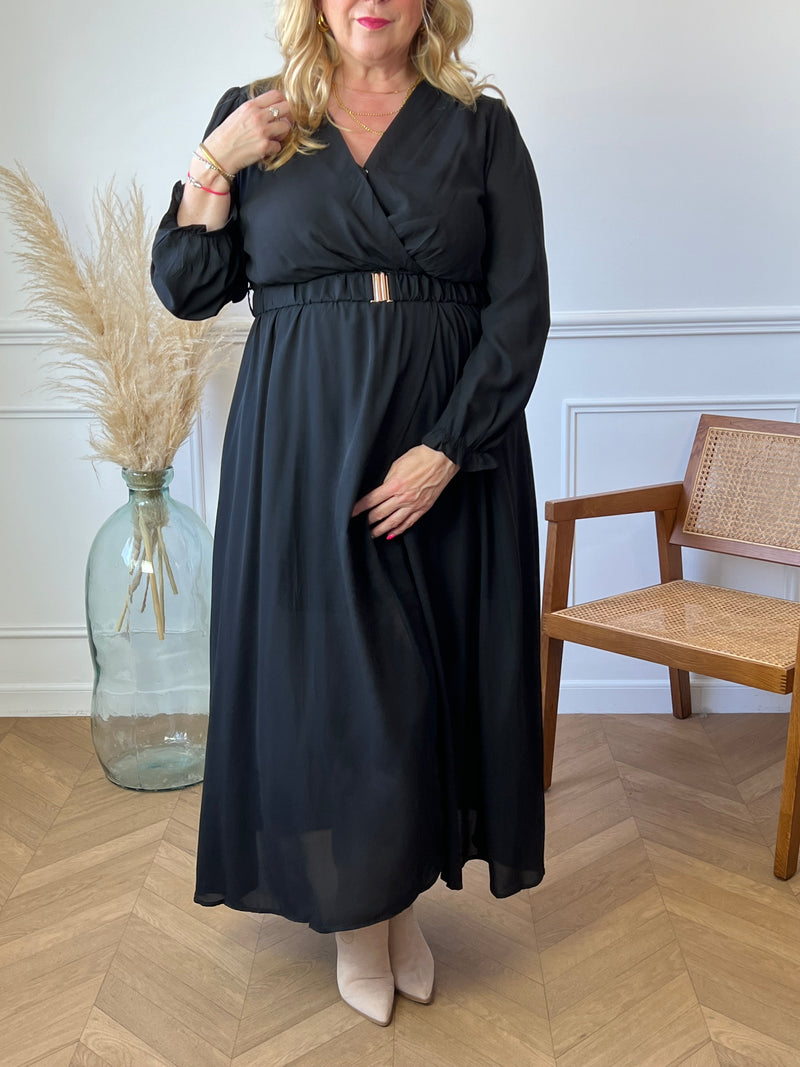 Découvrez la robe longue noire Curve. Les manches longues et le cache cœur avec bouton ajoutent une touche élégante. Avec une taille et des poignets élastiqués, ainsi qu'une ceinture amovible, cette robe offre confort et style. En noir, elle s'adaptera à toutes les occasions.