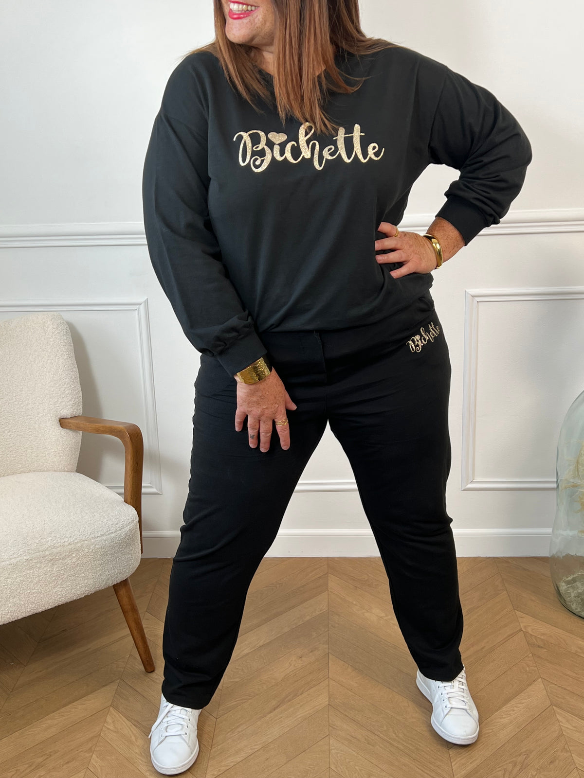 Ce jogging noir allie confort et élégance, avec son inscription dorée ‘Bichette’ qui apporte une touche chic et tendance à vos tenues décontractées.
