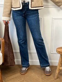 Ce jean bleu foncé pour femme Tall est un essentiel pour un look moderne et polyvalent. Conçu en taille haute, il assure un maintien parfait tout en allongeant la silhouette. Doté de deux poches à l’arrière et de deux poches latérales pratiques, ce jean offre un style fonctionnel sans compromis sur l’élégance. Les passants pour ceinture permettent de personnaliser la tenue selon vos envies, tandis que sa coupe droite apporte un tombé impeccable. 