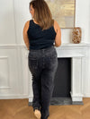 Découvrez le jean gris foncé grande taille Célestine, conçu pour allier confort et style. Sa coupe droite offre une silhouette élégante et facile à porter au quotidien. Pratique, il dispose de deux poches à l'avant et à l'arrière pour garder vos essentiels à portée de main.