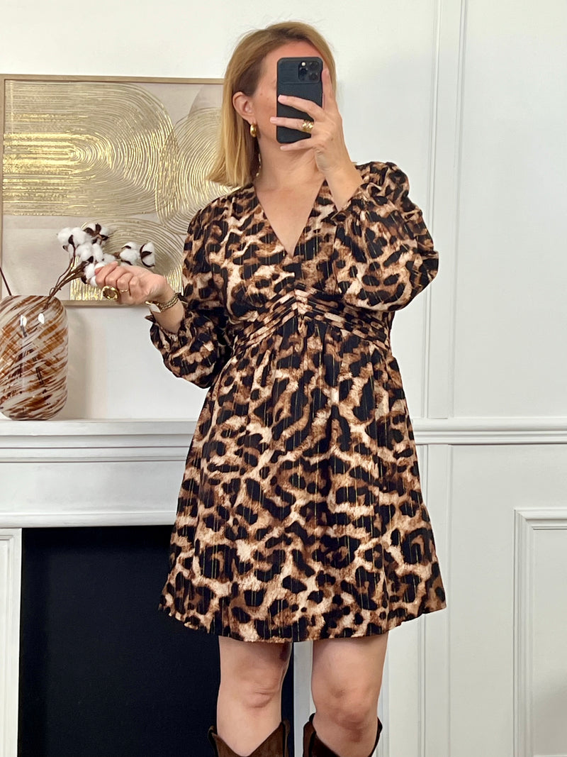 La robe courte Line combine un motif léopard dynamique avec un design confortable. Sa taille élastique au dos assure un maintien adapté, tandis que les manches longues avec volants aux poignets apportent une touche élégante et féminine.