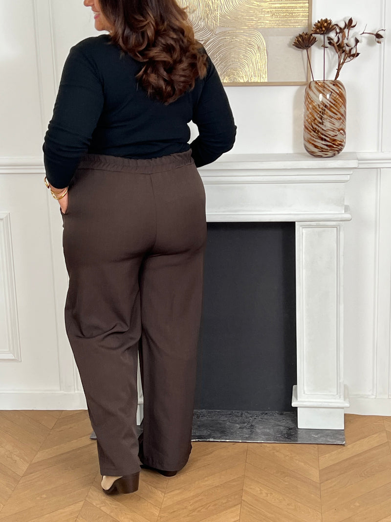 Ce pantalon marron coupe droite grande taille pour femme est l'élégance incarnée. Avec sa matière fluide, il offre un confort optimal et sa coupe droite flatteuse convient à toutes les morphologies.
