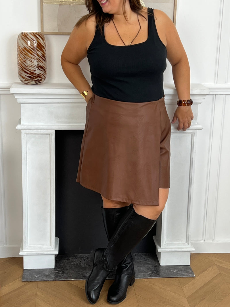 Cette jupe short grande taille pour femme allie confort et élégance. Sa taille élastique assure un ajustement facile et agréable, tandis que son style portefeuille apporte une touche raffinée. Elle s'adapte parfaitement à diverses tenues pour un look moderne et décontracté.