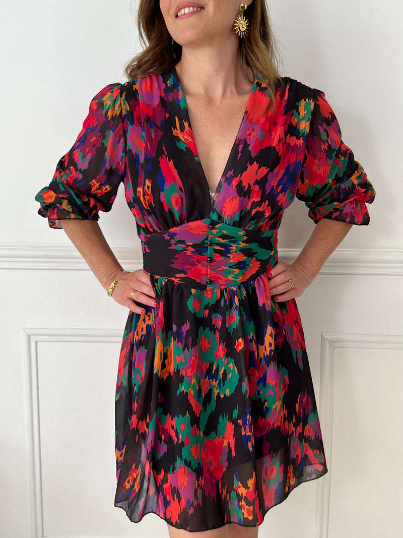 Audacieuse et pleine de charme, cette robe courte noire se pare de motifs colorés pour un look à la fois chic et dynamique. Sa coupe flatteuse en fait une pièce facile à porter, du quotidien aux soirées estivales.