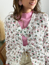 Cette veste matelassée Judy ajoute une touche de style à vos tenues avec ses motifs fleuris. Le lien de serrage sur le devant vous permet de l'ajuster à votre silhouette, vous offrant un confort personnalisé. Parfait pour rester élégant et à l'aise toute la journée.