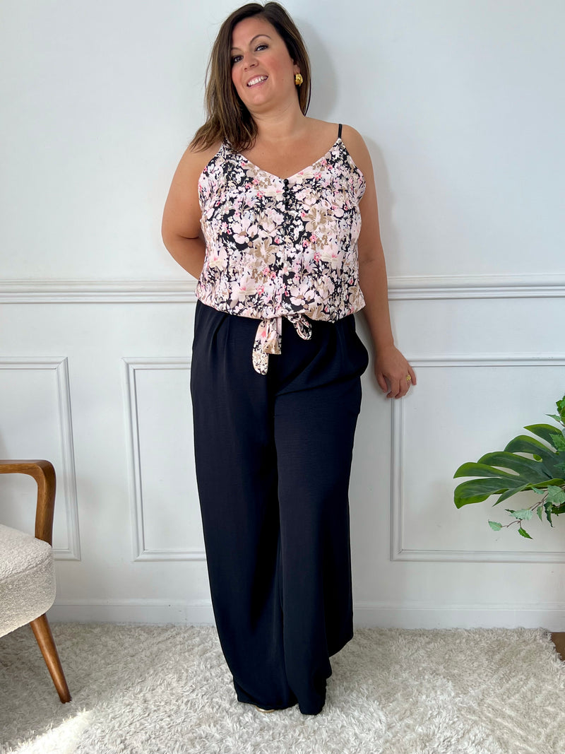 Ce top noir à bretelles réglables séduit par son élégance discrète et son motif floral délicat dans les tons rose et beige. Léger, féminin et facile à porter, il ajoute une touche romantique à n’importe quelle tenue.